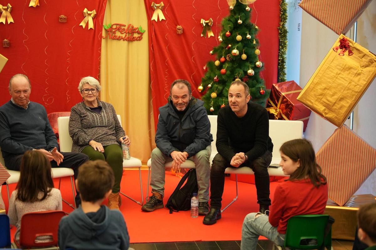 El taller intergeneracional 'Historias que nos unen' reúne a niños y mayores en la biblioteca Santa Ana