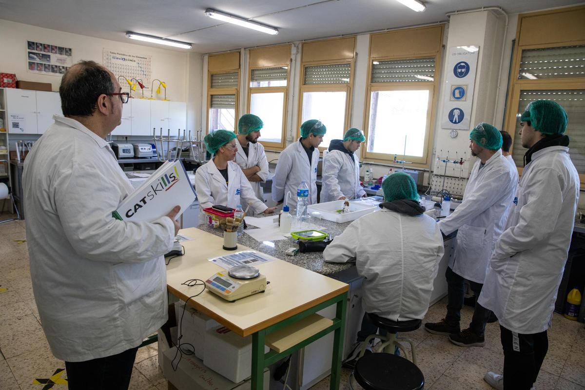 Alumnado de FP en el laboratorio en un instituto público de Badalona.