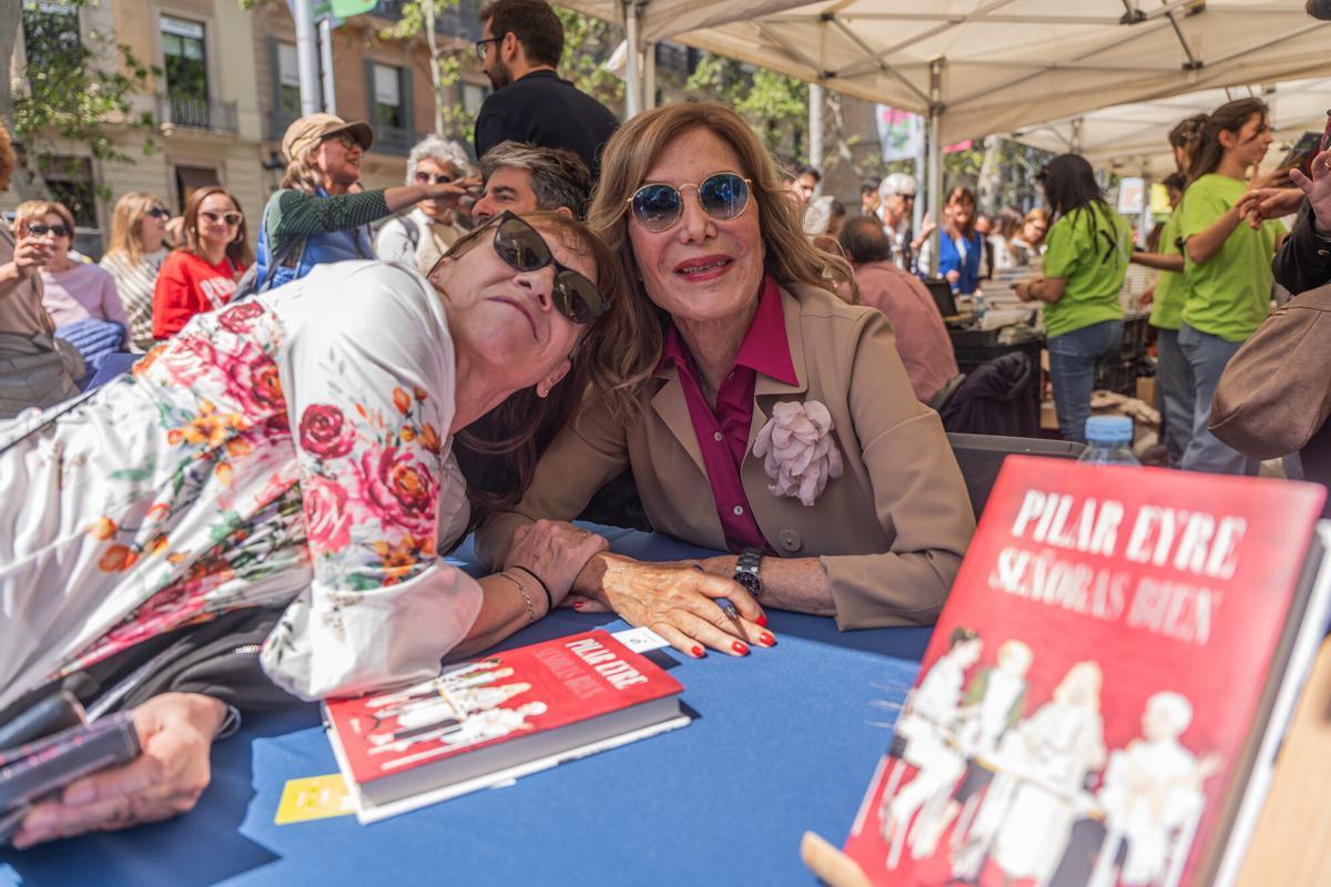 Pilar Eyre firma "Señoras Bien" durante la Diada de Sant Jordi.