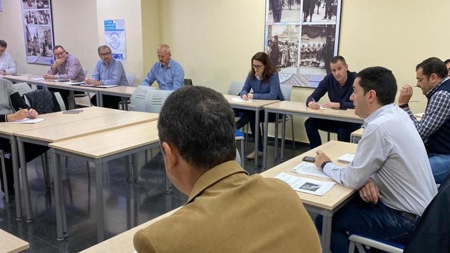 Los miembros del comité durante su primera reunión en la mañana de hoy domingo.