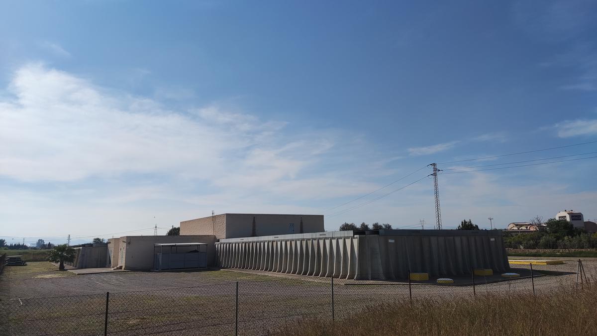 El depósito industrial ubicado en el camí del Cuquello, junto a la CV-20, se construyó hace unos 15 años.