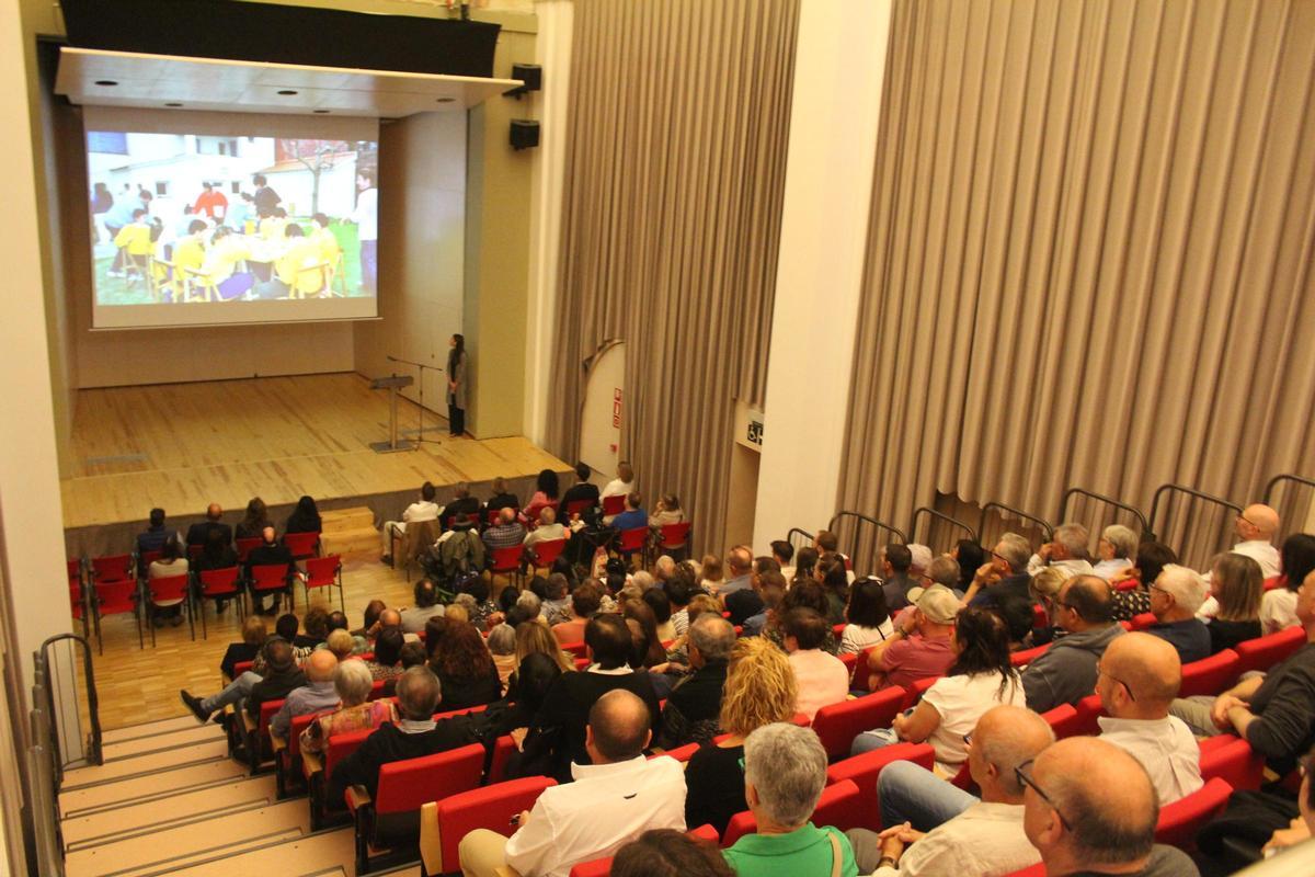 El públic assistent va omplir l'auditori de Caputxins per estar al costat del Dofí.