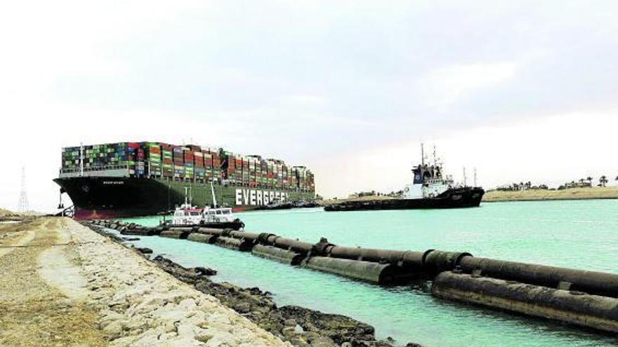 Foto d&#039;arxiu de les tasques per alliberar l&#039;Ever Given al canal de Suez