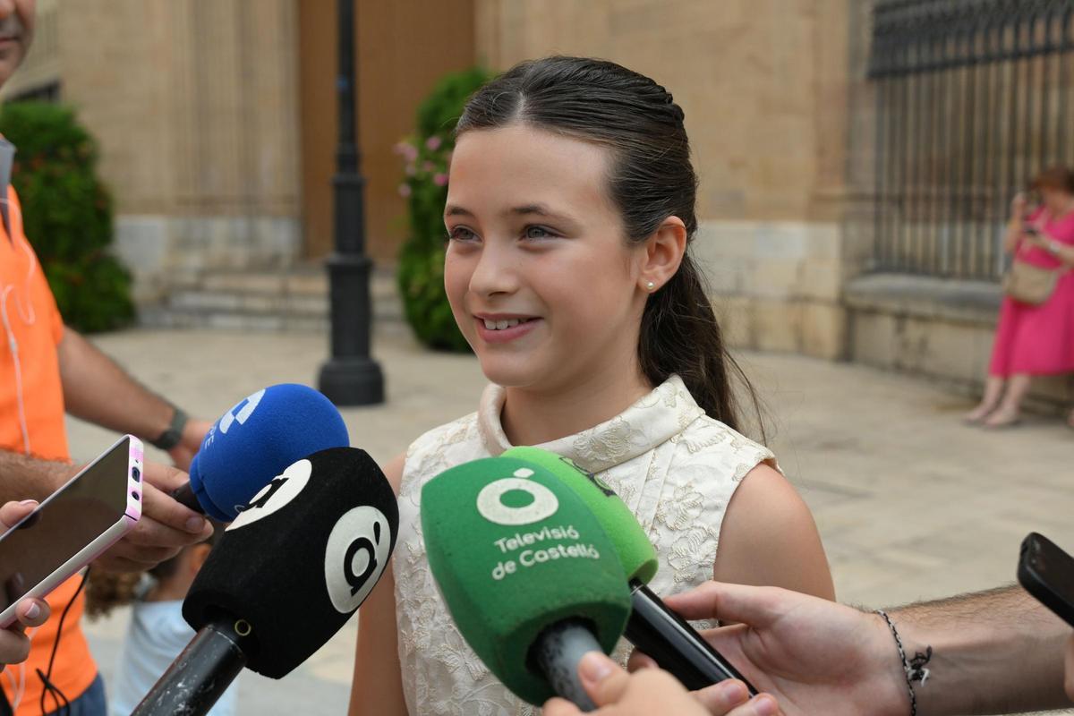Nayra Luque, reina infantil de las fiestas 2027, atendiendo a los medios.