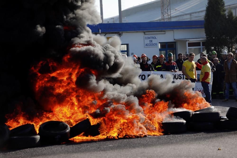 Barricada a las puertas de Alcoa: los trabajadores se concentran delante de la fábrica