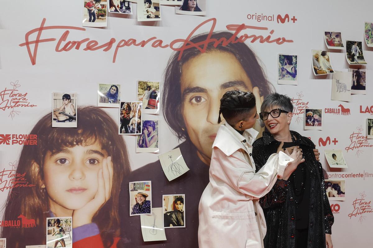 Alba Flores (izda), con su madre Ana Villa durante la presentación del documental 'Flores para Antonio'.