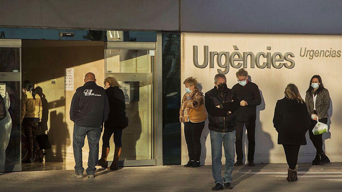 Colas de pacientes a las puertas de Urgencias del hospital La Fe de València.