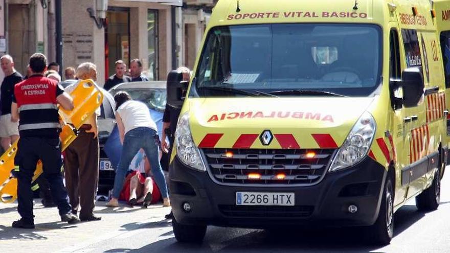 El atropello se produjo en una céntrica y concurrida zona de A Estrada. // Bernabé/J. Carlos Asorey