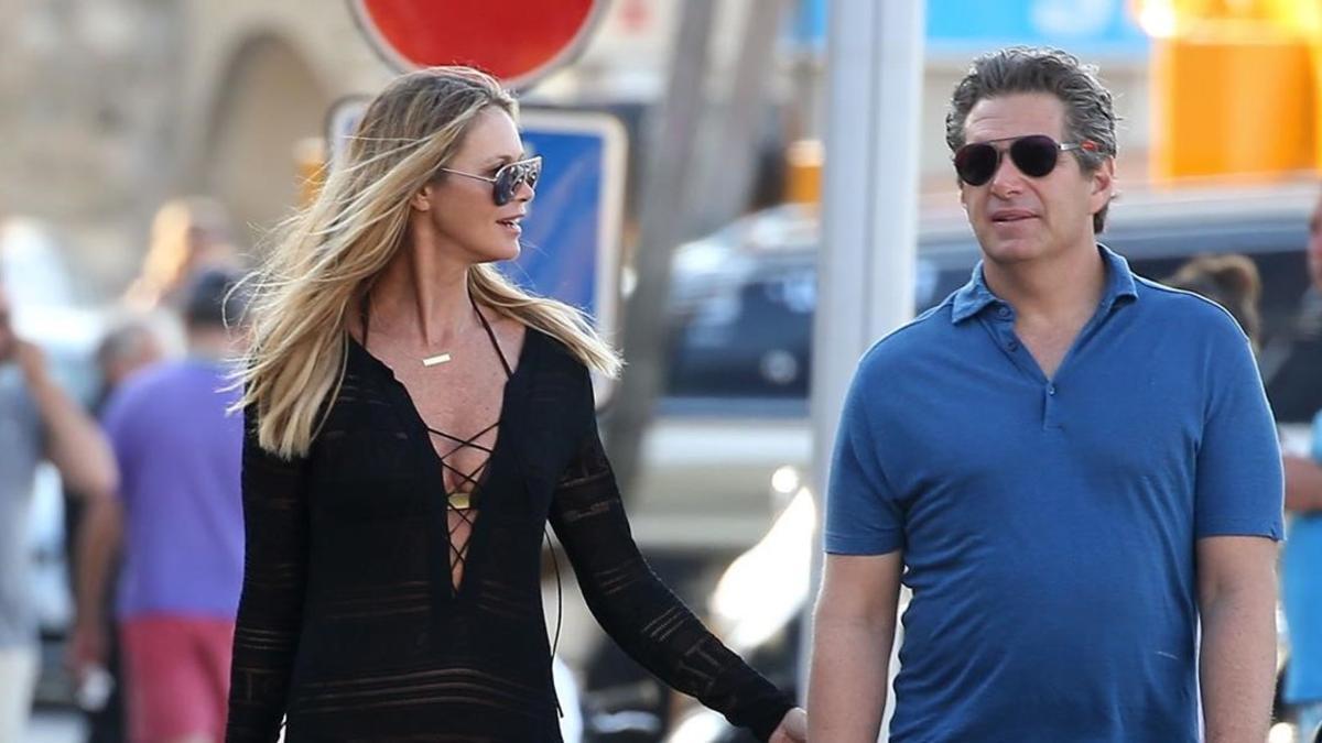 lmmarco30391182 elle macpherson and her boyfriend jeffrey soffer seen stroll170613122940