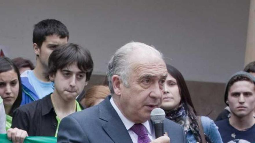 El rector se dirige a los estudiantes.