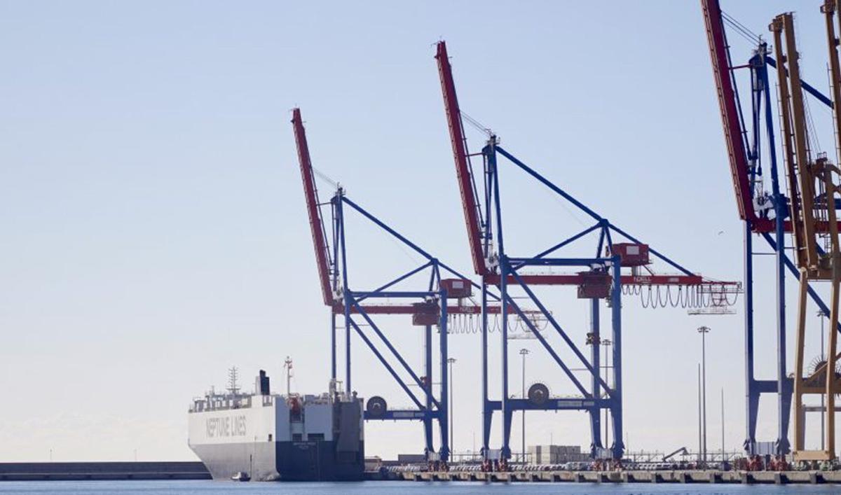 Vista de la grúa de contenedores del Puerto de Málaga.