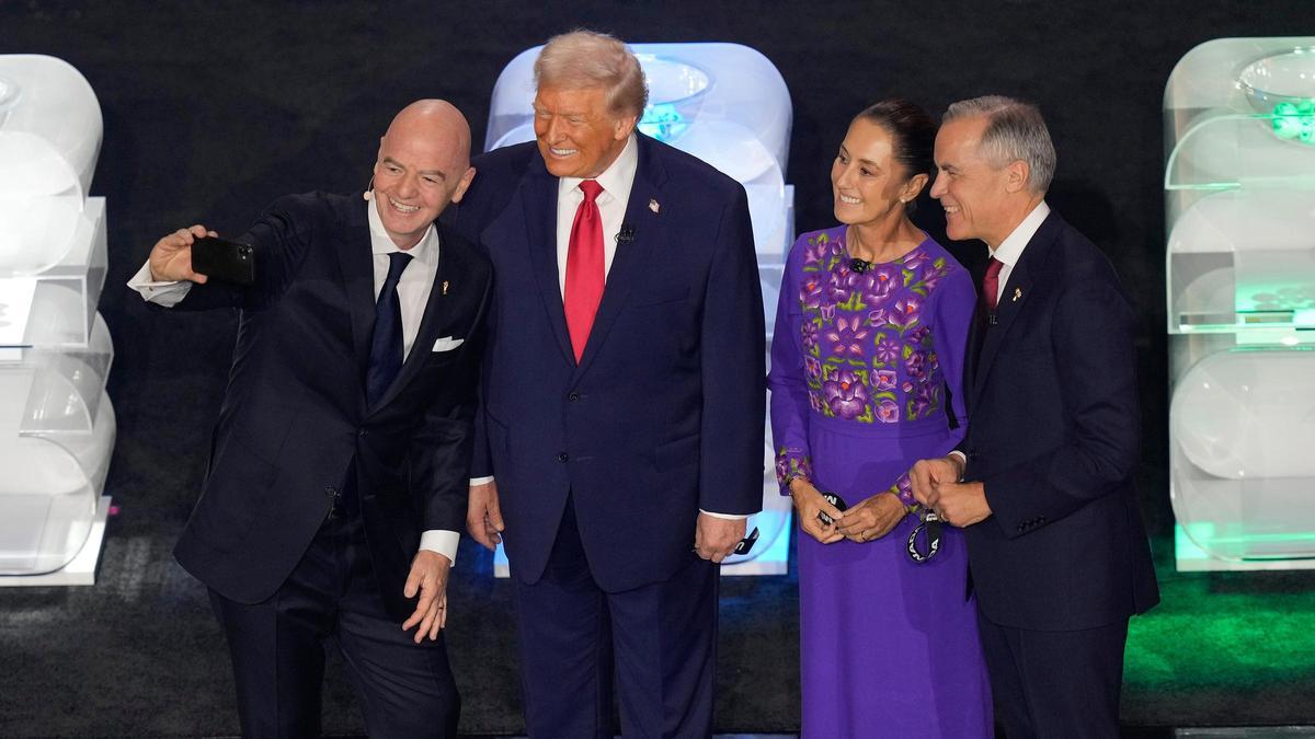 De izdda. a dcha., el presidente de la FIFA, Gianni Infantino, toma un selfie al presidente de los Estados Unidos, Donald Trump, la presidenta de México, Claudia Sheinbaum, y el primer ministro canadiense, Mark Carney, durante el sorteo del Mundial 2026