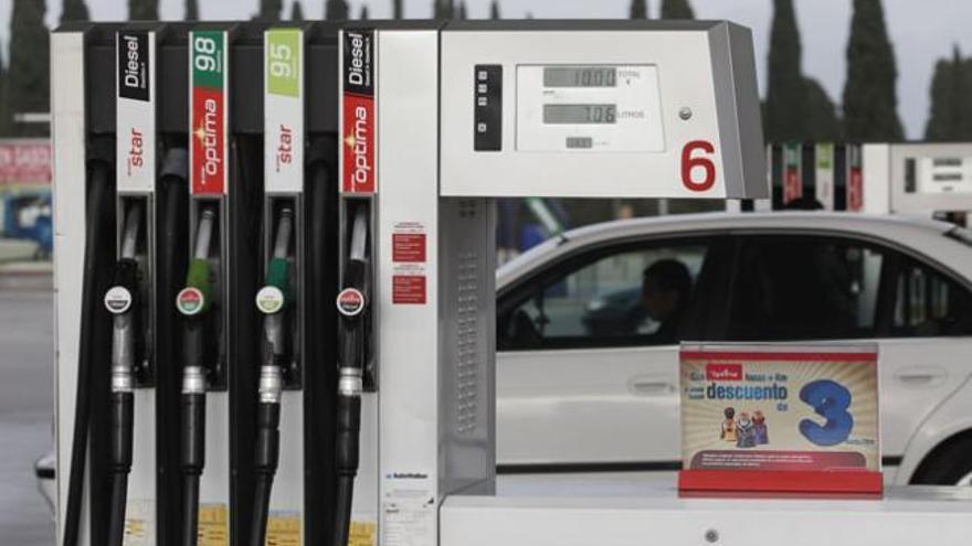 El abaratamiento de los carburantes han estabilizado el IPC.