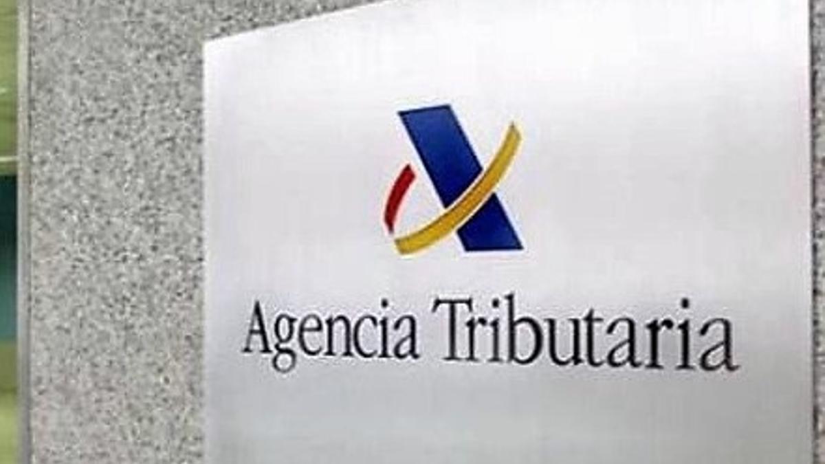 Logo de la Agencia Tributaria en una oficina.