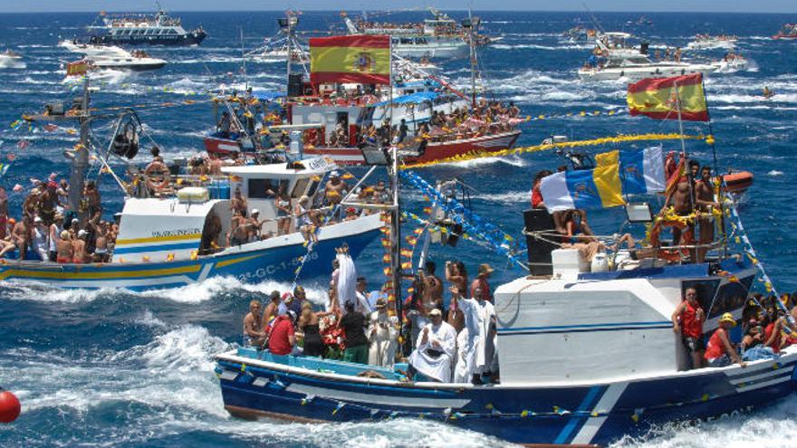 Embarcaciones en el puerto de Arguineguín antes de pasear a la Virgen del Carmen por el mar.