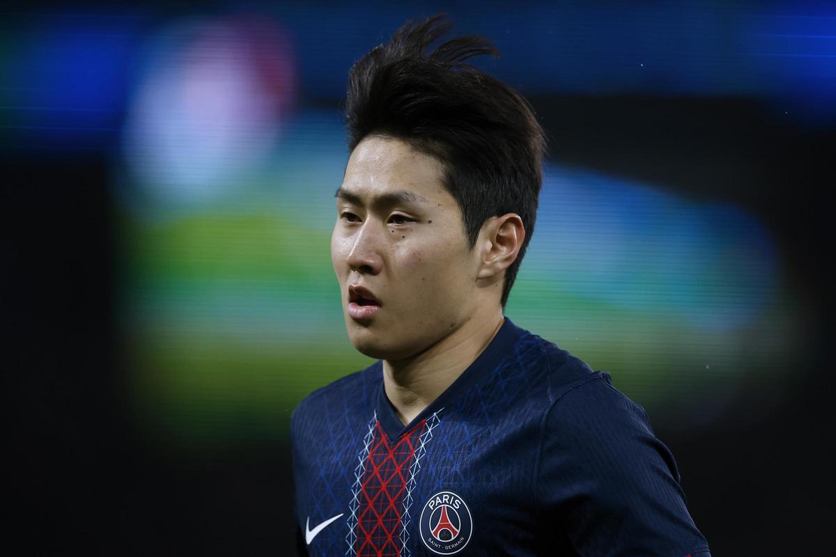 Paris (France), 06/12/2025.- Lee Kang-In of PSG in action during the French Ligue 1 soccer match between Paris Saint Germain and Stade Rennais FC in Paris, France, 06 December 2025. (Francia) EFE/EPA/YOAN VALAT