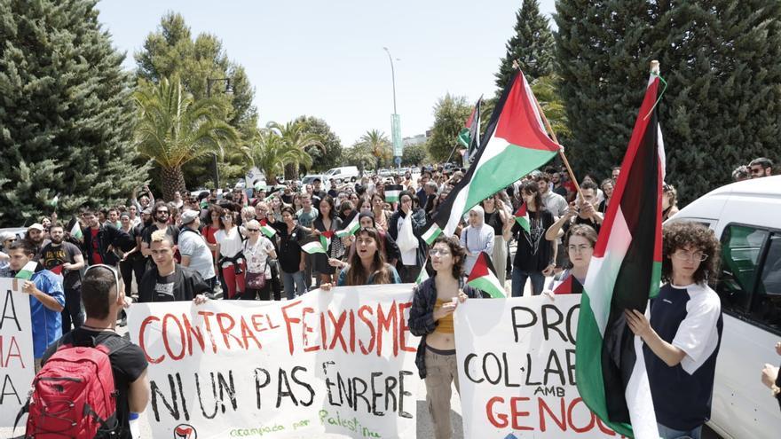 Más de un centenar de estudiantes protestan ante el rectorado de la UIB para exigir &quot;una condena pública del genocidio en Palestina&quot;