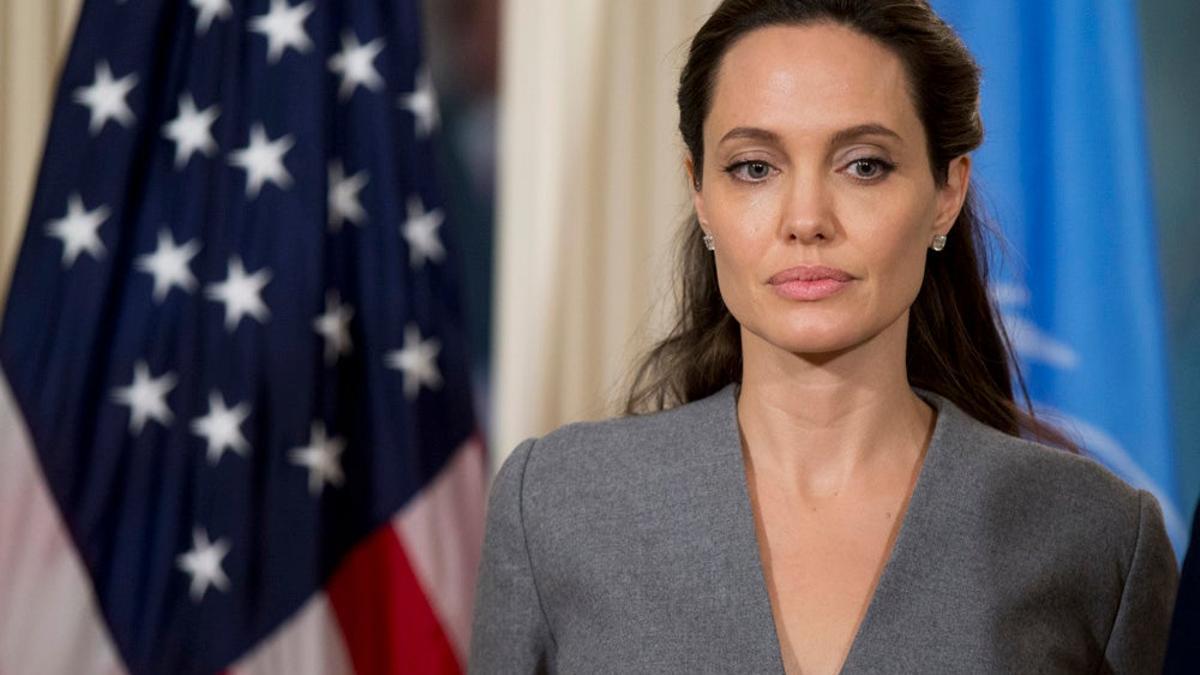 Angelina Jolie, con gesto serio