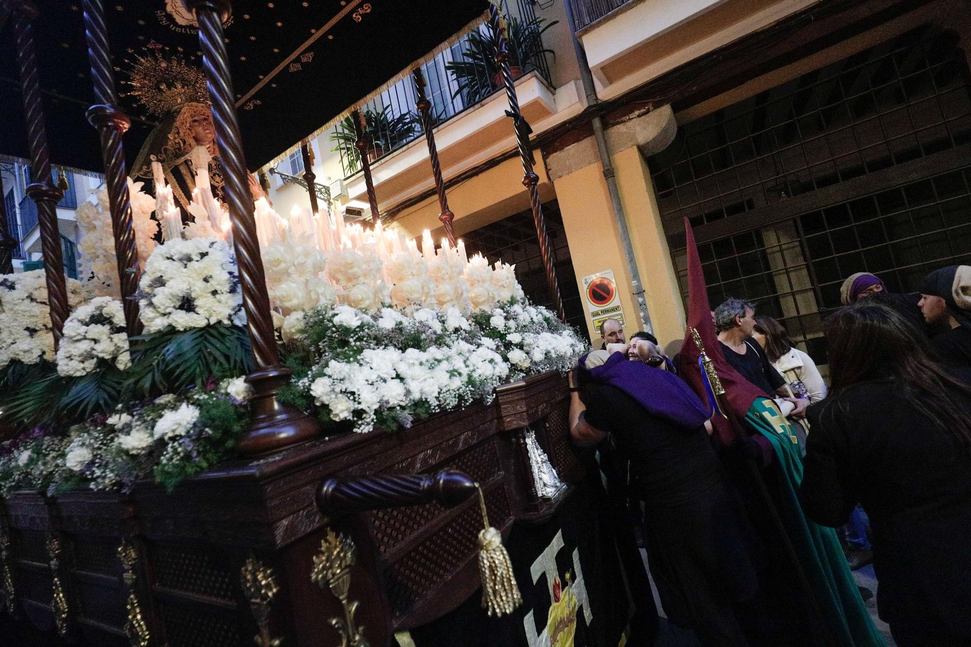 Angustia y lloros desconsolados: la Cofradía de Las Angustias se retira de la procesión del Santo Entierro