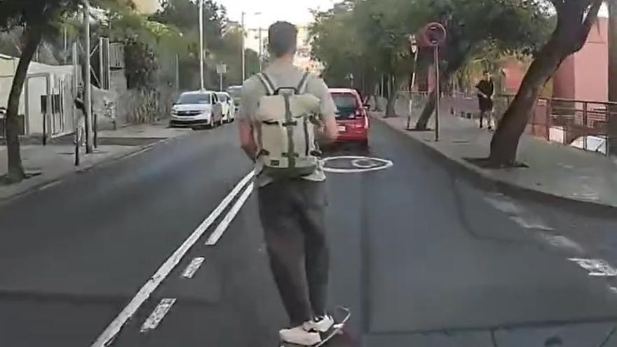 Un skater circula de manera peligrosa por una vía en Tenerife y casi es atropellado