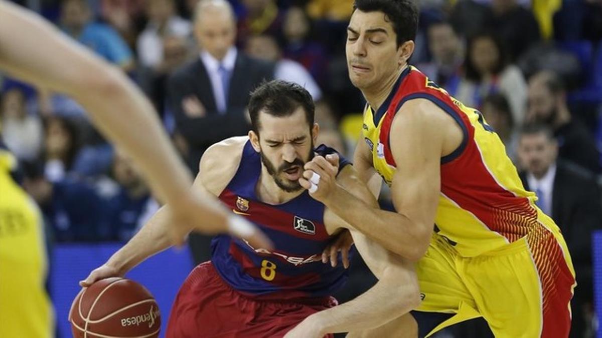 Pau Ribas entra a canasta ante David Navarro, del MoraBanc Andorra.