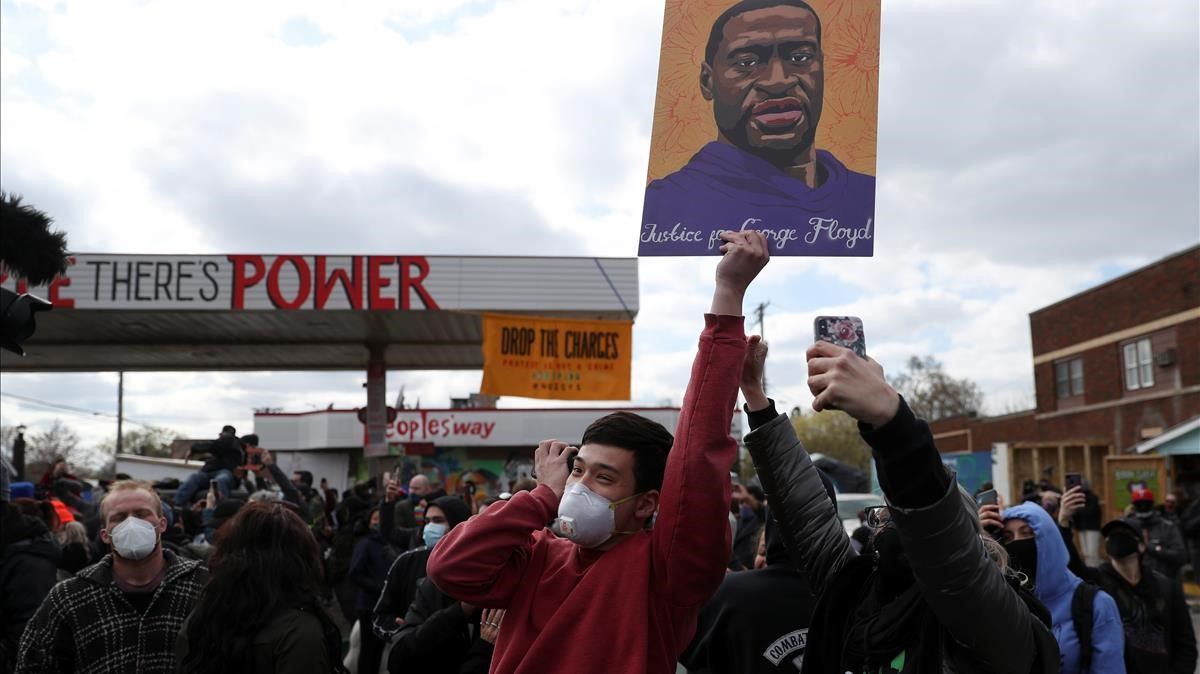 People react after the verdict in the trial of former Minneapolis police officer Derek Chauvin  found guilty of the death of George Floyd  at George Floyd Square in Minneapolis  Minnesota  U S   April 20  2021  REUTERS Adrees Latif