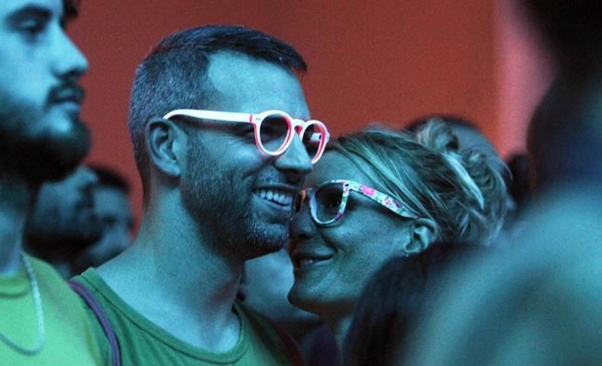 Una parella assisteix a la primera sessió del Sónar, el festival de música avançada que ha començat aquest dijous a Barcelona i que té com a segona seu la ciutat de la Corunya.