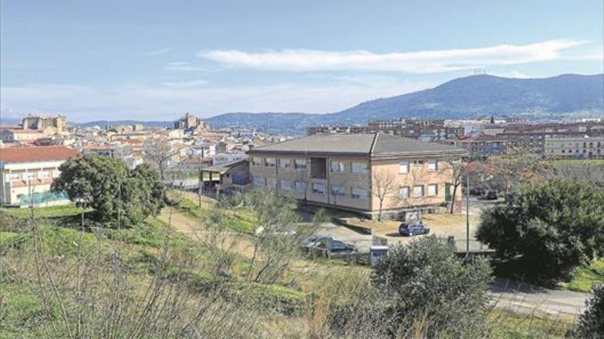 Educación certifica la viabilidad de reunificar el colegio de San Miguel de Plasencia