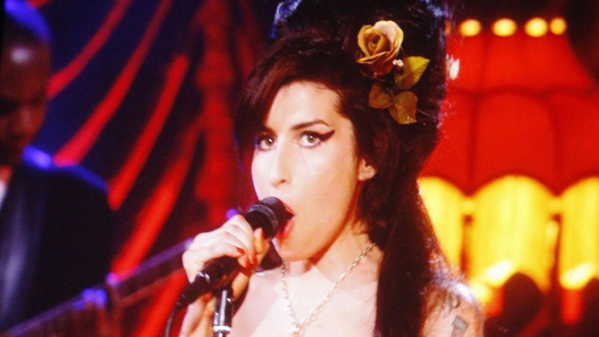 Amy Winehouse se alza con 5 premios Grammy