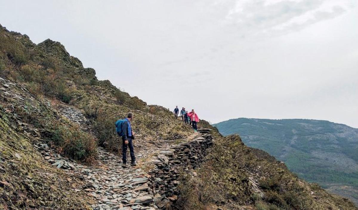 Un tramo del camino armado con lajas de pizarra
