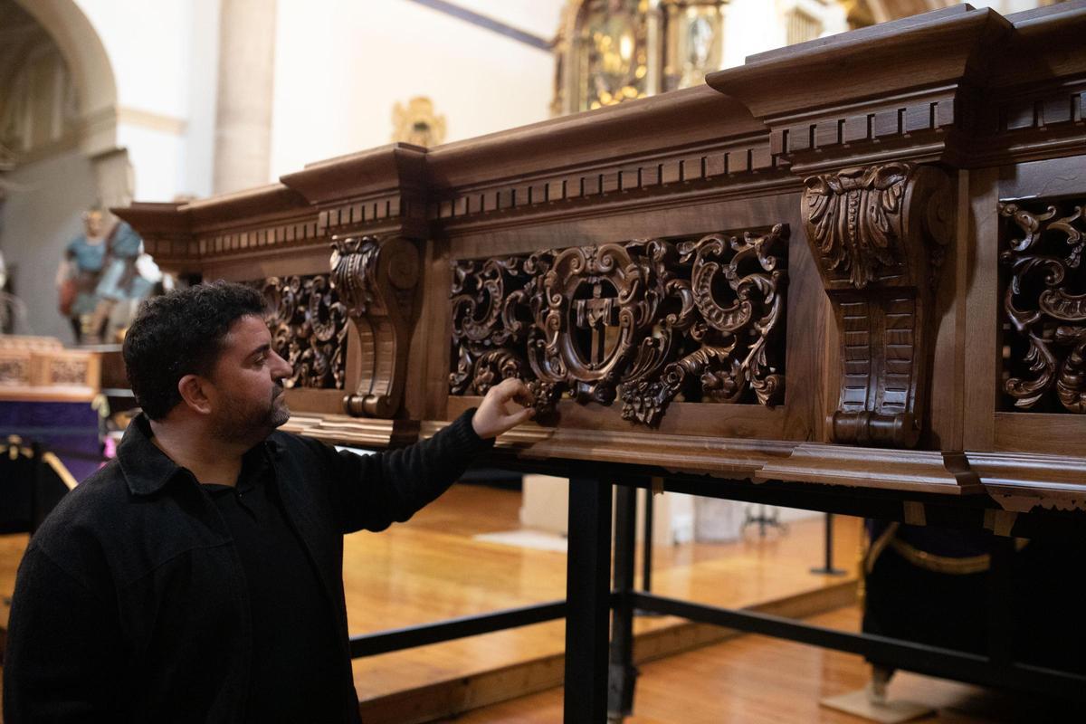 José Ángel Domínguez junto a la mesa de La Dolorosa