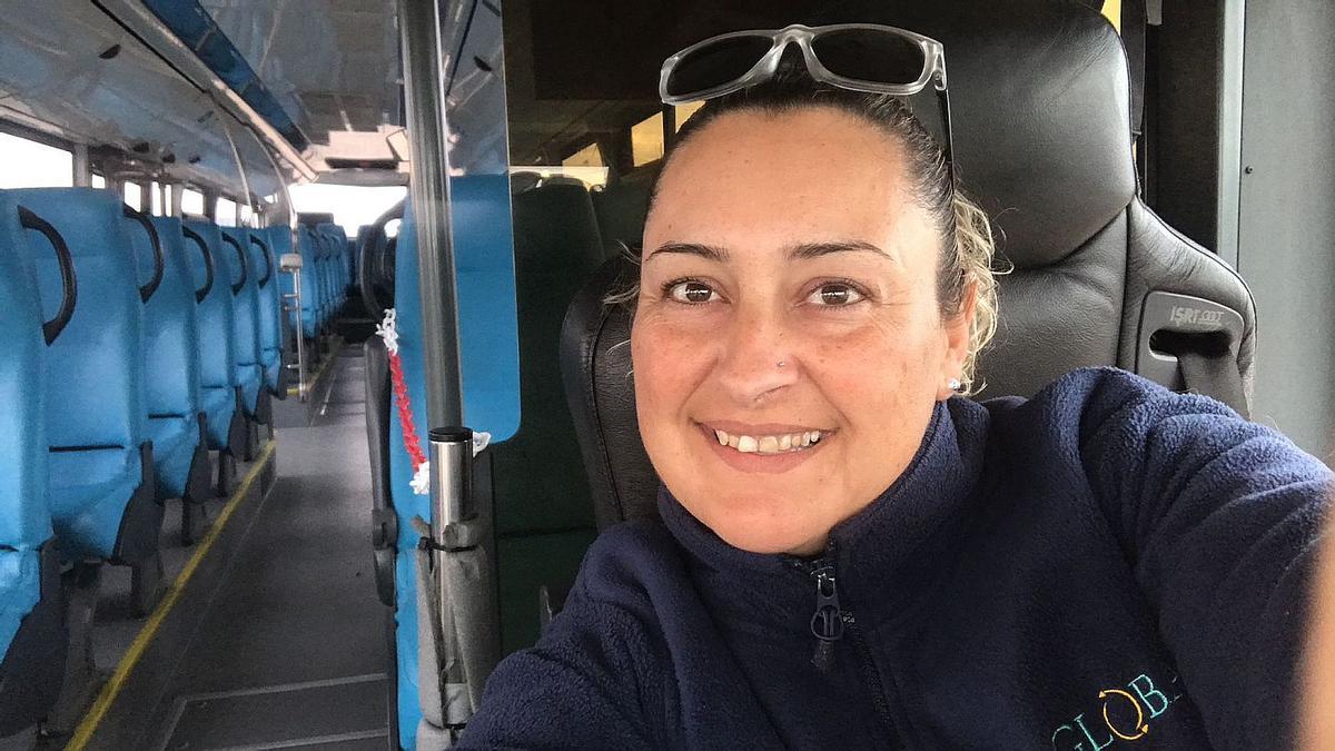 Noelia Pulido Rodríguez , a bordo de la guagua que conduce en Global.