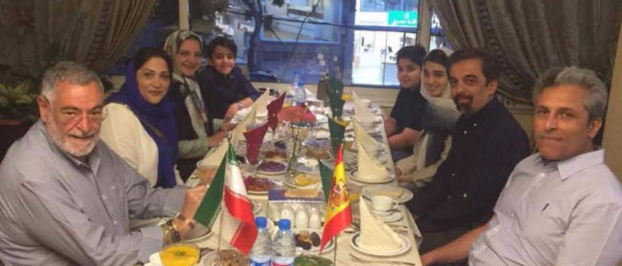 Cena en Ramadán con dos familias de Teherán.
