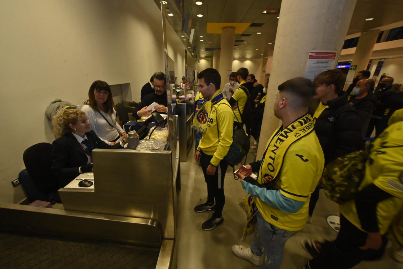 Salida de los aficionados del Villarreal desde el aeropuerto