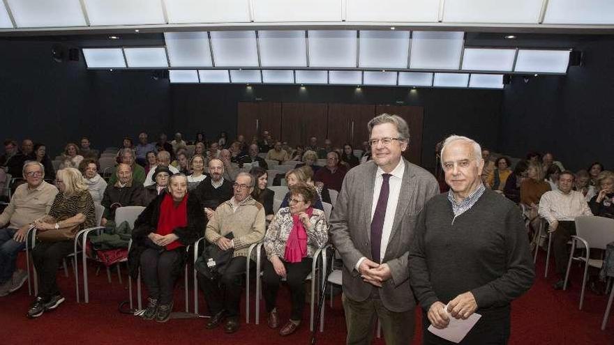 Antonio Sitges-Serra, con Pere Casan, jefe de Neumología del HUCA.