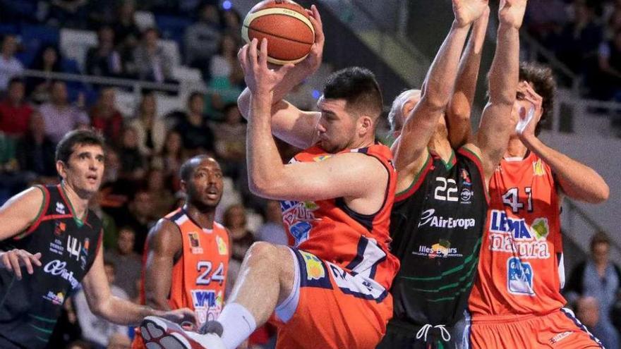 Beka Burjanadze sostiene la pelota en el partido de ayer contra el Palma.