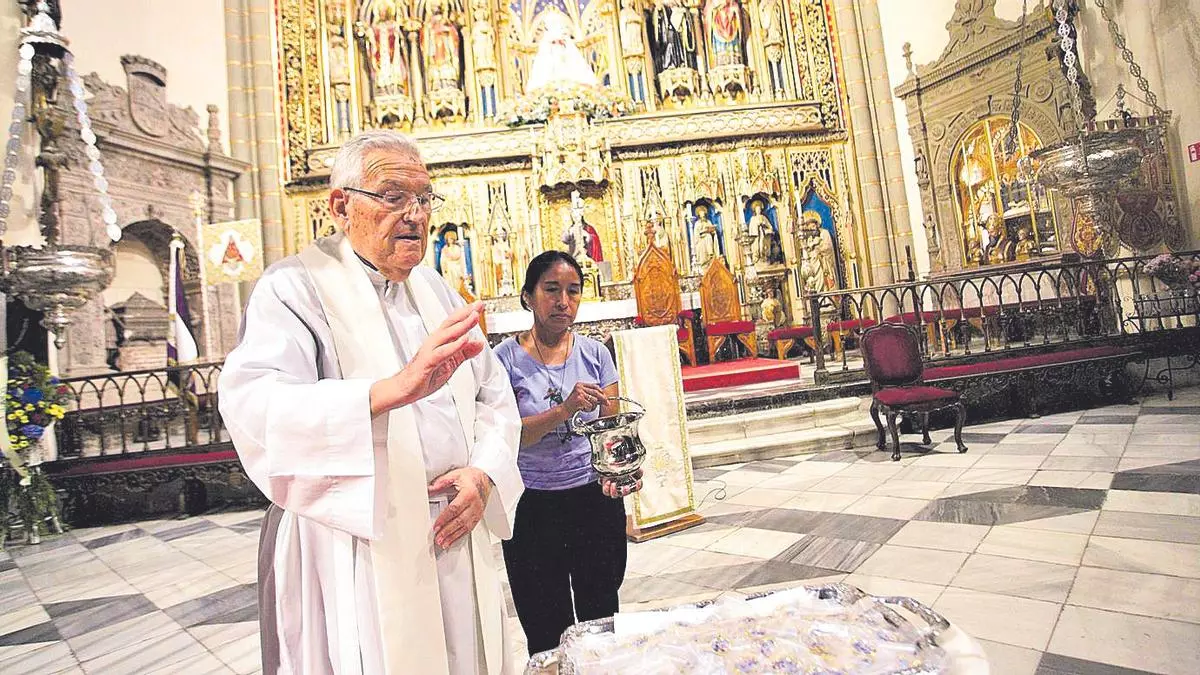 Una medalla bendecida de la Virgen de la Fuensanta para todos los murcianos