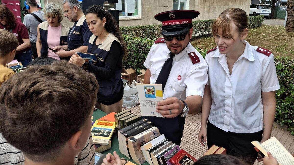 Los libros mueven montañas: el trueque solidario organizado por la UNED de Dénia