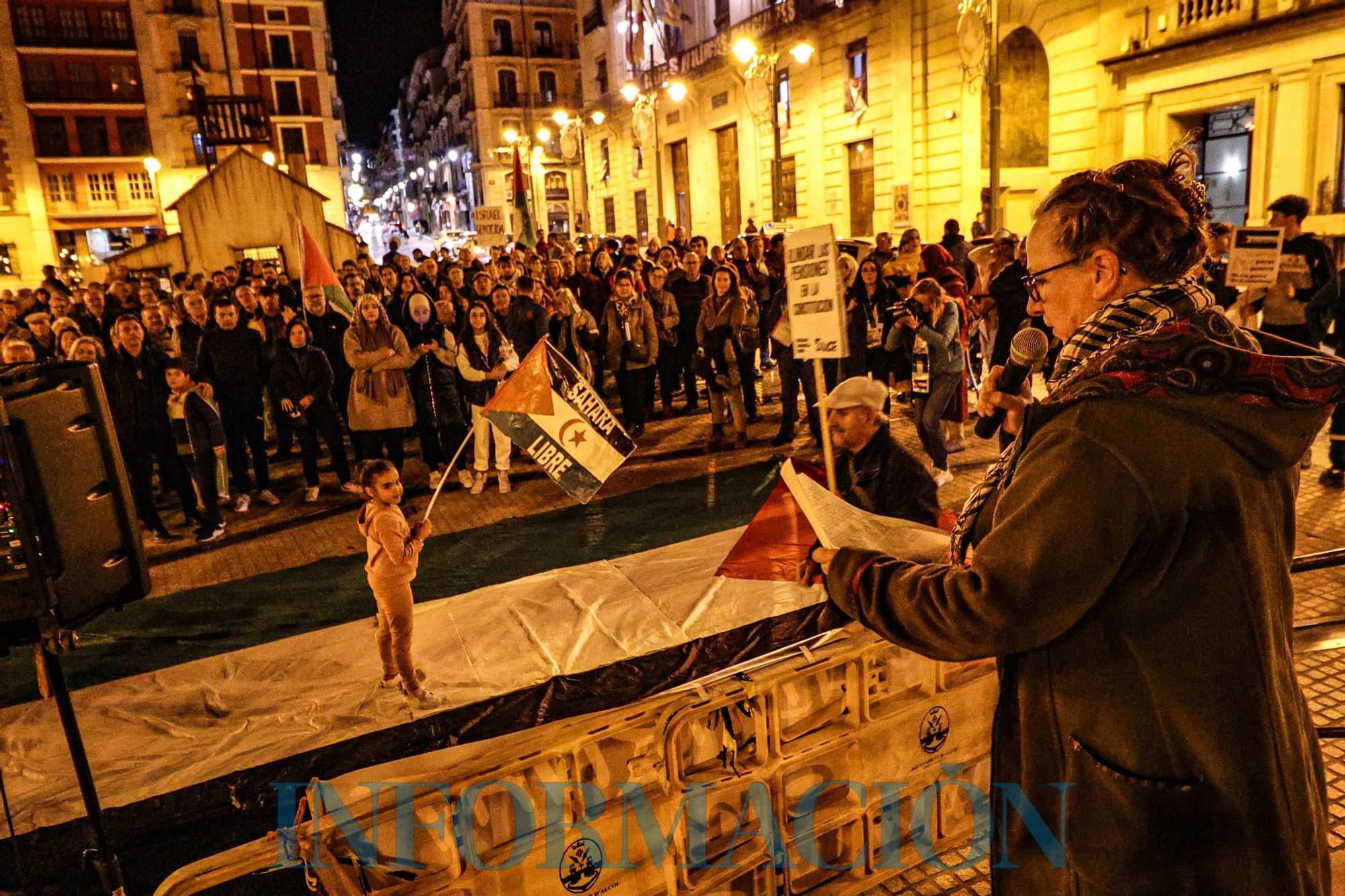 Más de 300 personas se manifiestan en Alcoy contra la guerra y apoyando al pueblo palestino