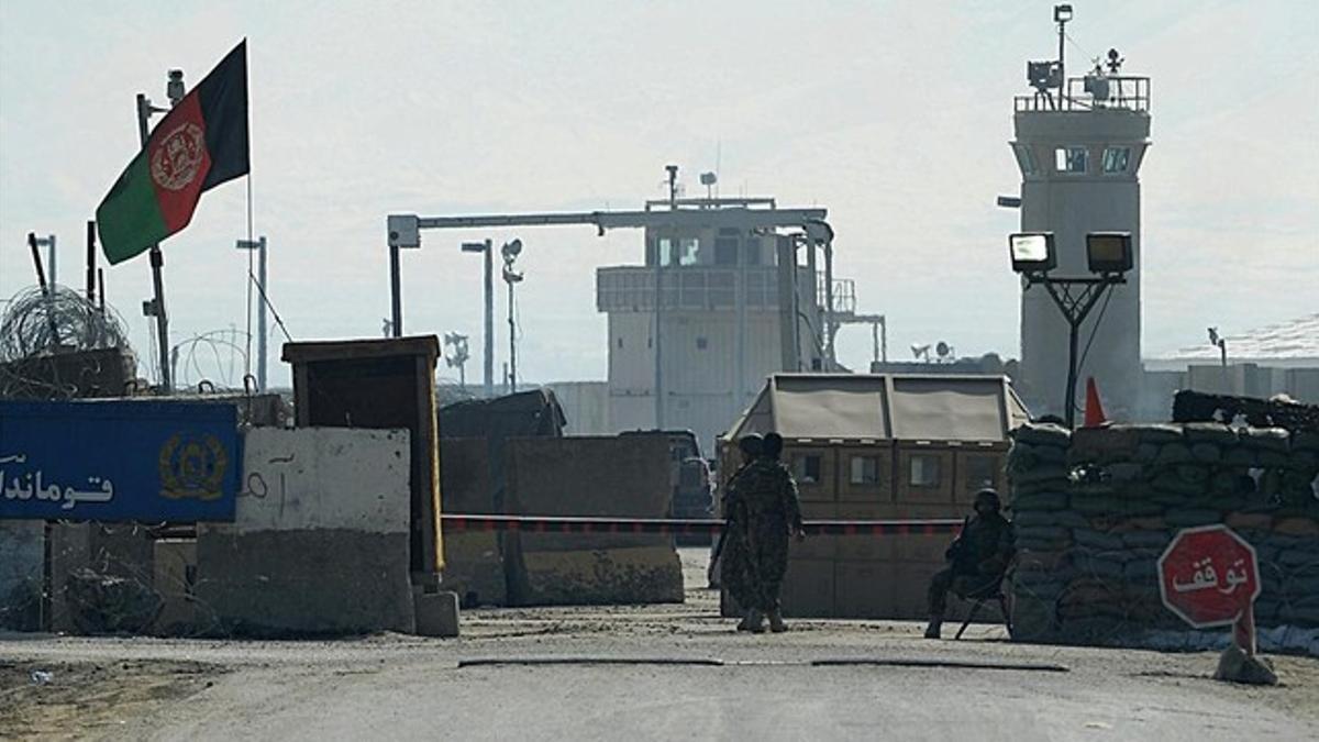 Soldados afganos montan guardia ante las puertas de la cárcel de Bagram, a 50 km al norte de Kabul, este jueves.