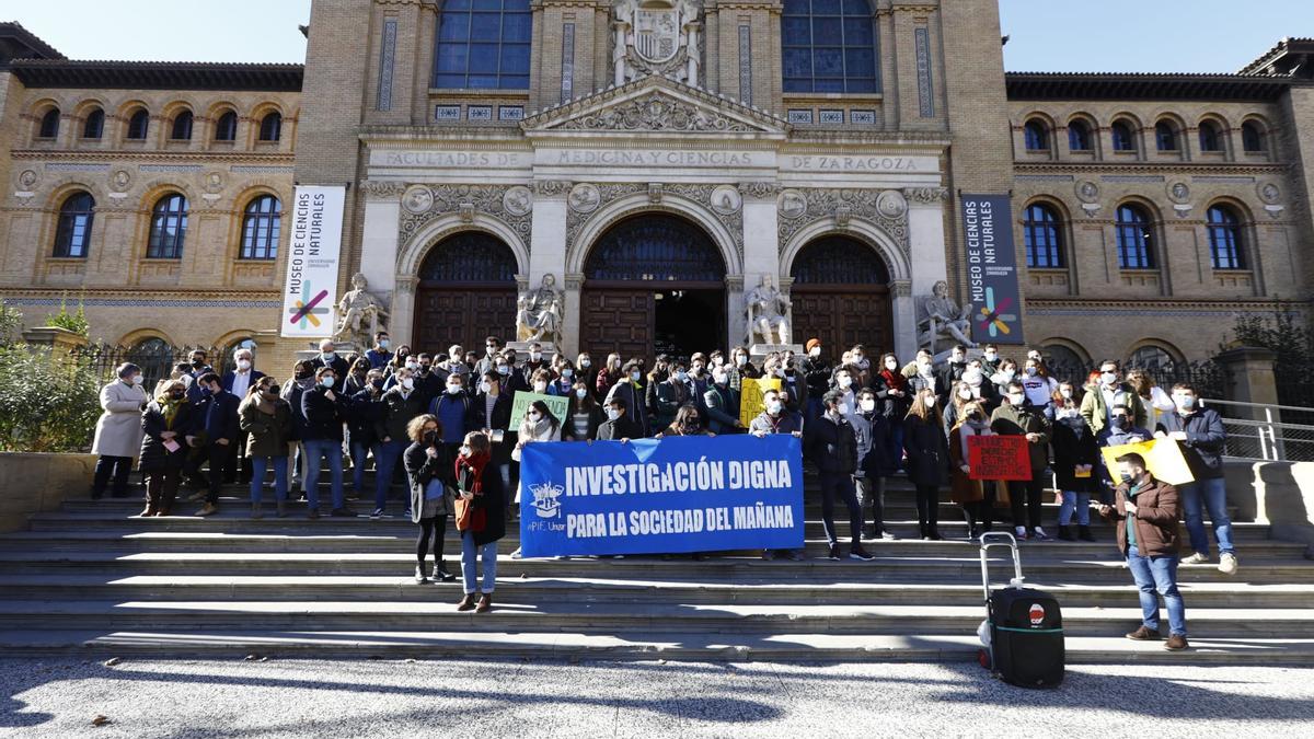 VÍDEO | Los investigadores protestan contra la Ley de Ciencia en el Paraninfo de la Universidad de Zaragoza