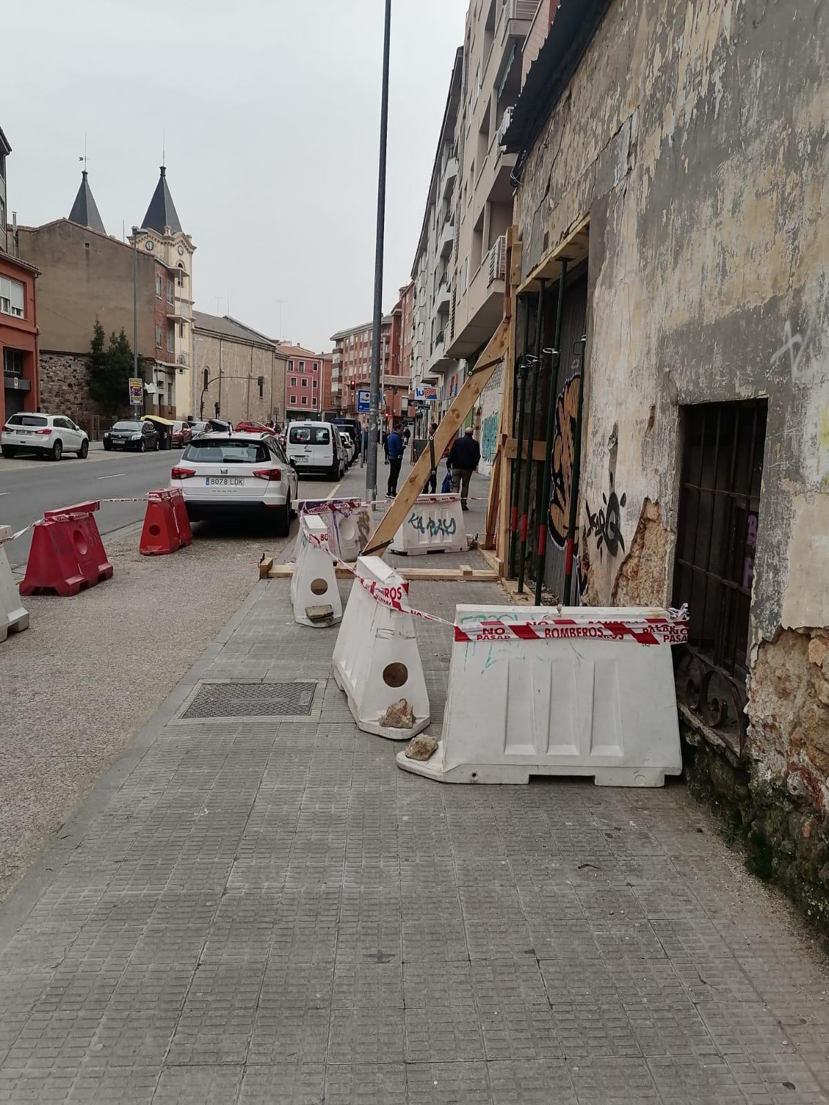 Edificio apuntalado, con la acera invadida, en San Lázaro.