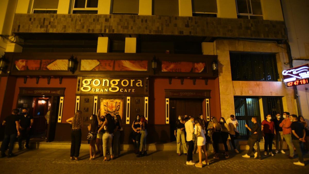 Jóvenes en la puerta del Góngora Gran Café, este jueves, en que volvió a abrir tras un año y medio cerrado por la pandemia.