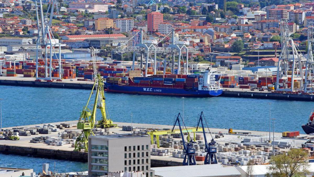 Contenedores, al fondo, en el muelle de Guixar.   | // MARTA G. BREA