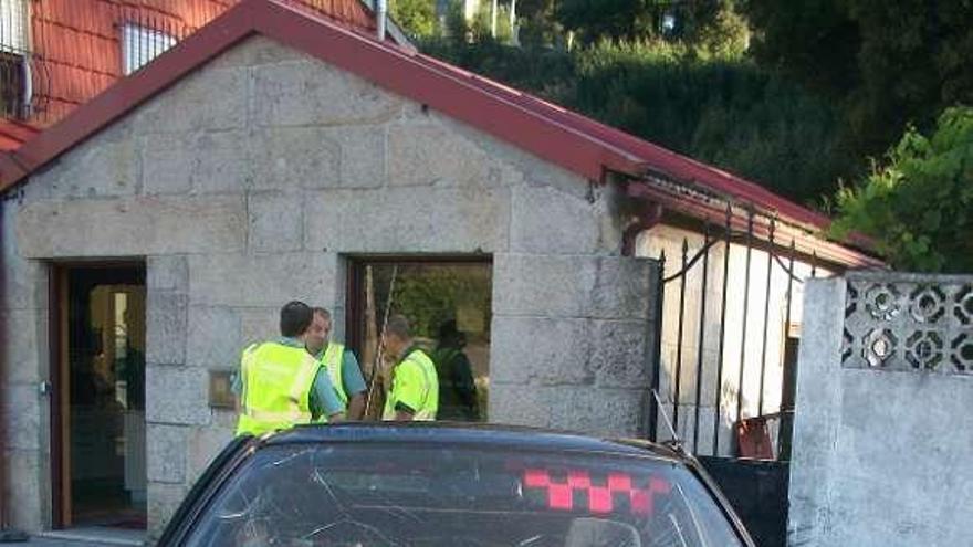 Imagen del vehículo tras colisionar contra una casa en Gondomar.