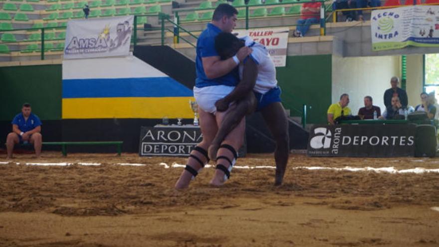 Una agarrada del duelo Tenerife-La Palma.