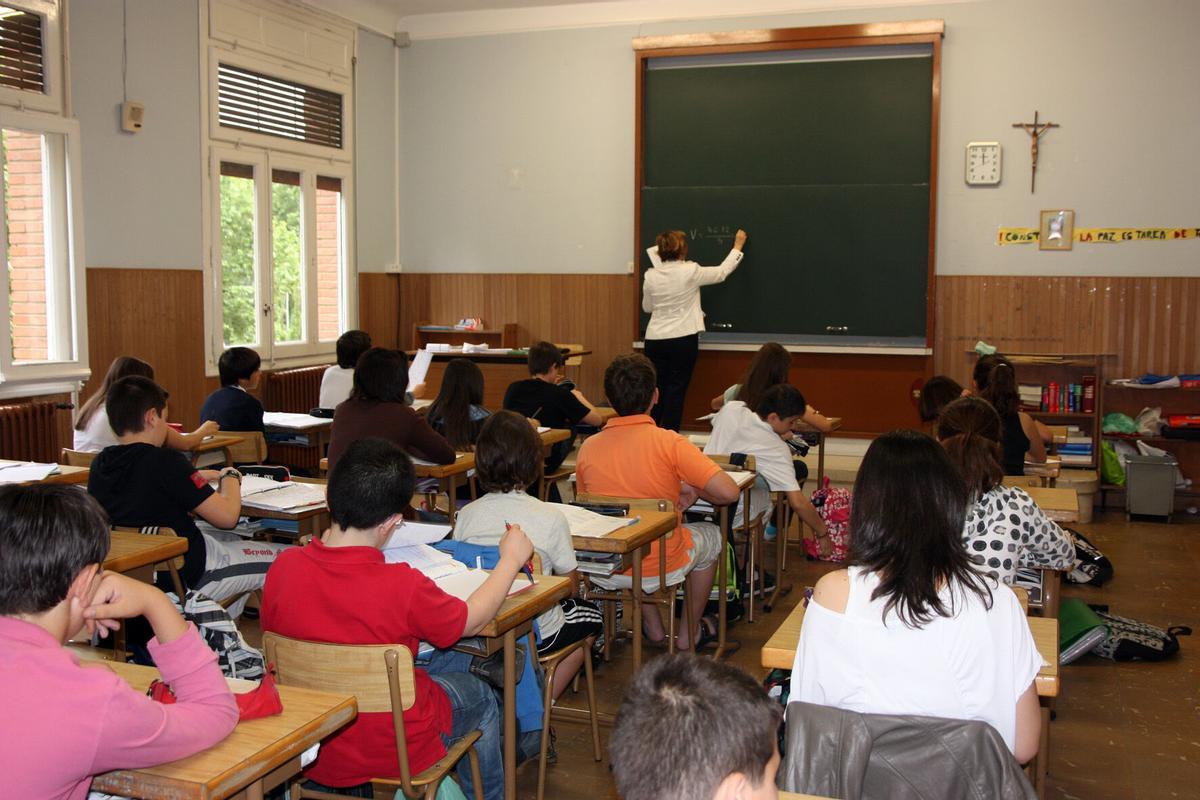Una profesora imparte una clase, en una imagen de archivo.