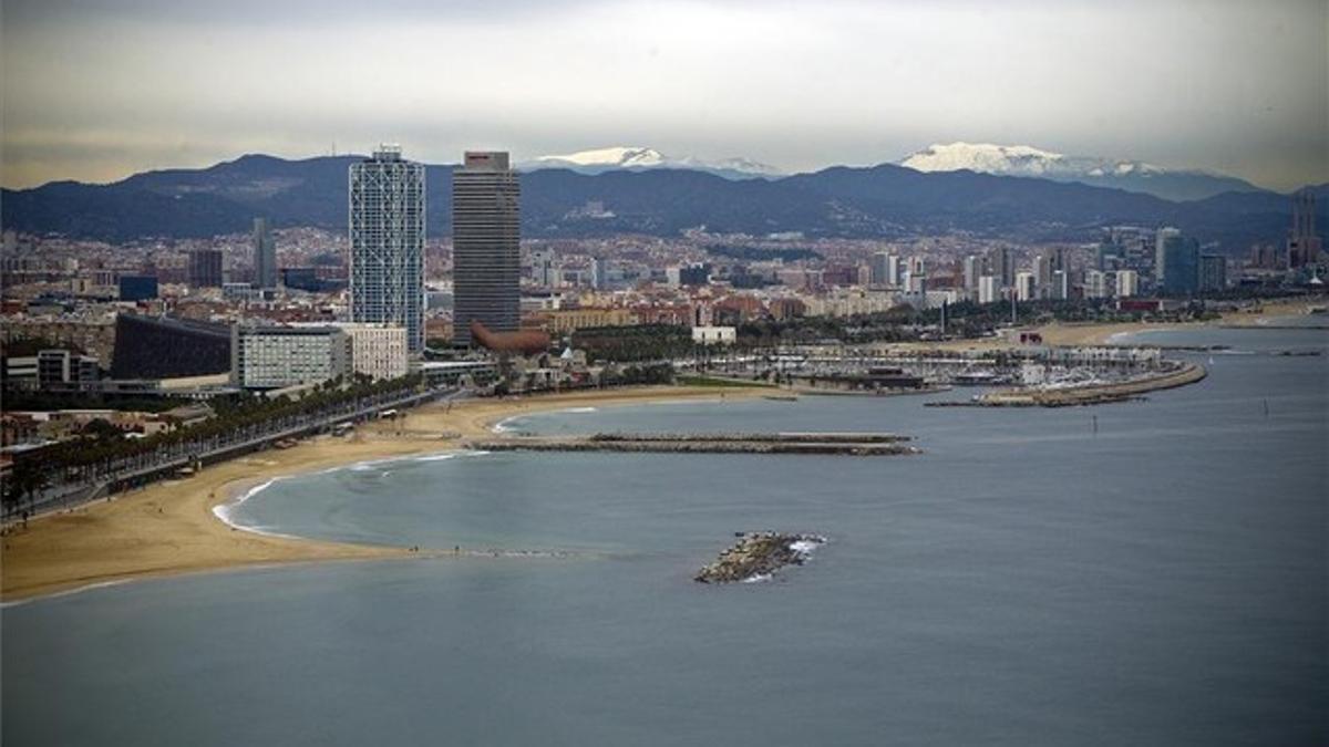 Panorámica del Montseny desde la playa de Barcelona, en un día radiante del pasado invierno.