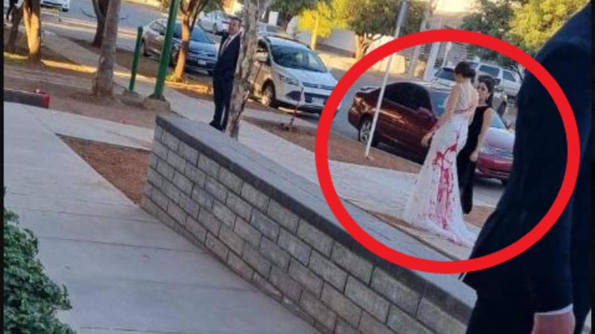 La novia, con todo el vestido manchado de pintura roja