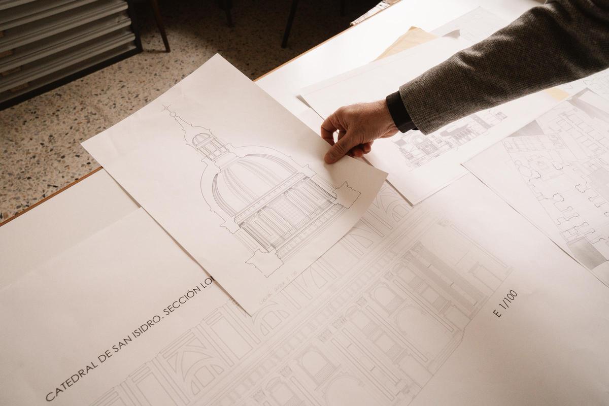 Planos de la Catedral de San Isidro, en Madrid, que estudian el equipo de arquitectos.